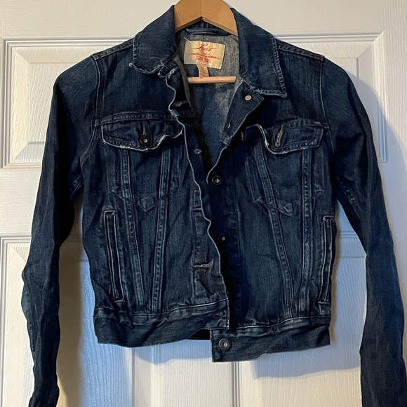 Levi’s Women’s Denim Seamed Detail Cropped Jacket